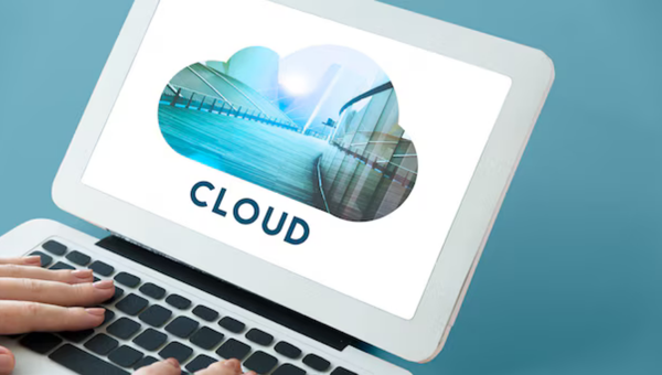 لپ تاپی که درحال نمایش سرویس های cloud است